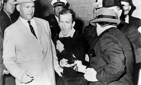  Jack Ruby stl na Lee Harvey Oswalda. (24. listopadu 1963)