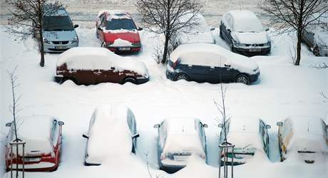 Mnoho idi v Kladn muselo dnes rno nechat sv vozy doma, protoe snh na parkovitch zstal neodklizen. (2. prosince 2010)