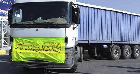 Kamion s koncentrátem uranu pijídí do centra v Isfahánu