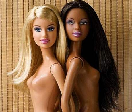 Barbie v kalendái jako lesba