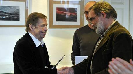 Vclav Havel pevzal od nakladatele Jiho Gruntorda (vpravo) Cenu Jaromra avrdy za svdectv o totalit