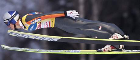 LETÍ PRO DALÍ VÍTZSTVÍ. Rakouský skokan na lyích Thomas Morgenstern ovládl závody Svtového poháru v Lillehammeru.