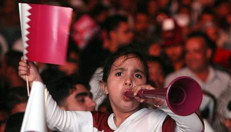 Kataané s vuvuzelami slaví zisk poadatelství fotbalového MS 2022