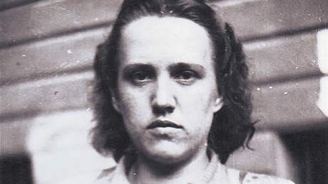 Herta Kaparová Narodila se 21. ervna 1923 v Teti. Za války slouila gestapu. Nmcm udala deset ech, kteí byli popraveni.