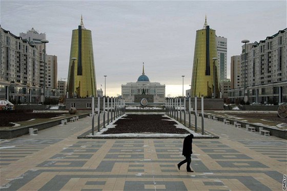 Astana - v pozadí zlaté ve parlamentu a senátu, za nimi prezidentský palác Ak...