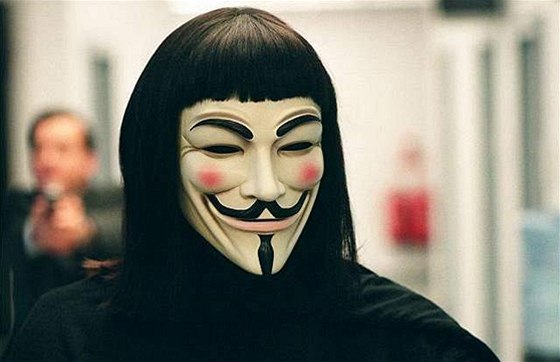 Symbolem  Anonymous je maska Guy Fawkese z komiksu V jako Vendetta. Zábr ze stejnojmenného filmu