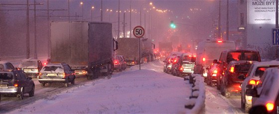 Při sněhové vánici ve středu večer kolabovala doprava na Karlovarské třídě i řadě dalších ulic v Plzni