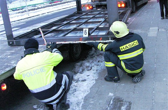 V Uherském Hraditi ve stedu ráno zranila patn upevnná kovová konstrukce na jedoucím náklaáku 17letou dívku. Ilustraní foto