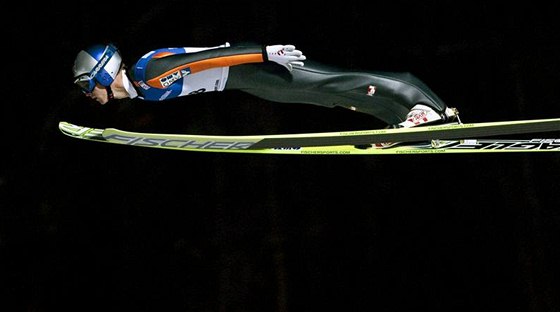 SOUSTEDÉNÍ. Rakuan Thomas Morgenstern bhem svého pokusu v závod Svtového poháru skokan na lyích.
