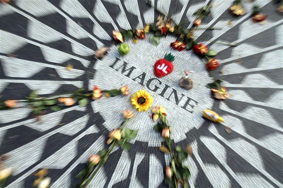 K mozaice Strawberry Fields míily v den výroí úmrtí Johnna Lennona tisíce lidí. Kvtiny zde leely u o den díve. (USA, 7. prosince 2010)