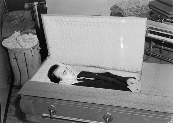 Tlo mrtvého Leea Harveyho Oswalda v rakvi v Dallasu. (24. listopadu 1963)