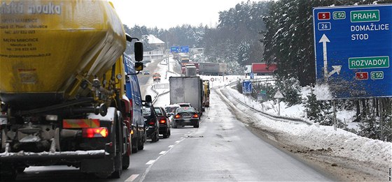 Dopravní kolaps na dálnicie D5 u Plzn, kde byla ve tvrtek ráno zavený úsek ve smru na Rozvadov kvli nehodám kamion
