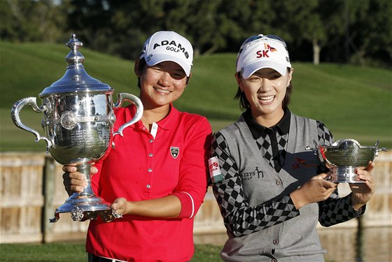 Hráka roku 2010 Tseng Ja-ni (vlevo) a nejlepí ena finanního ebíku LPGA Tour che Na-jon.