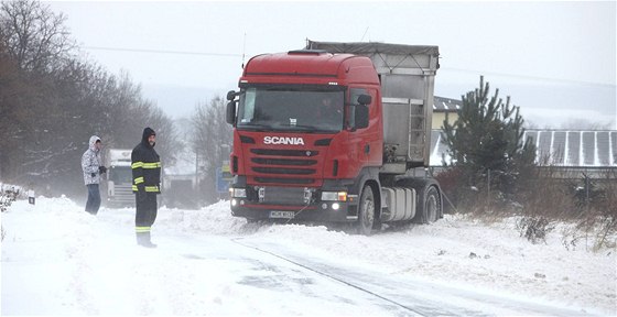 Kamiony na Náchodsku mly problémy kvli snhu na silnicích. Ilustraní foto