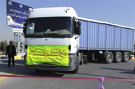 Kamion s koncentrátem uranu pijídí do centra v Isfahánu