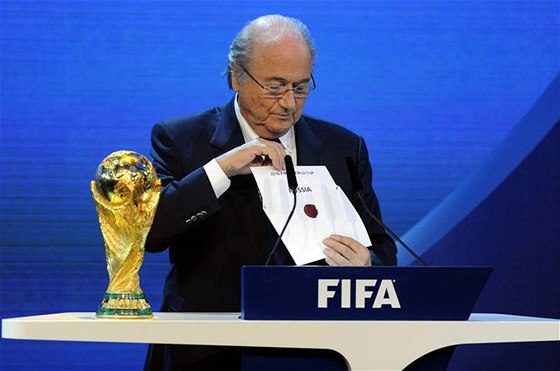 První mu FIFA Sepp Blatter vytahuje z obálky kartu s nápisem RUSSIA