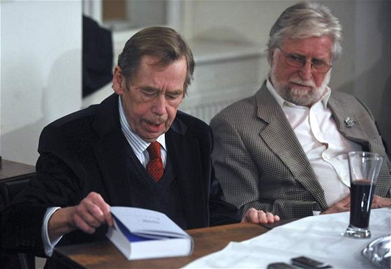 Václav Havel (vlevo) a jeho bratr Ivan Havel pedstavili knihu Dopisy od Olgy