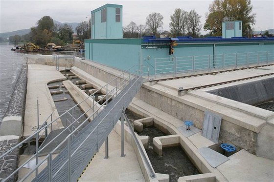 Malá vodní elektrárna u Píšťan na Litoměřicku, kterou firma RenoEnergie otevřela letos na podzim.