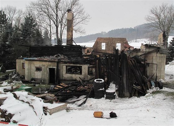 Následky požáru poloroubeného rodinného domku v Brništi na Českolipsku.