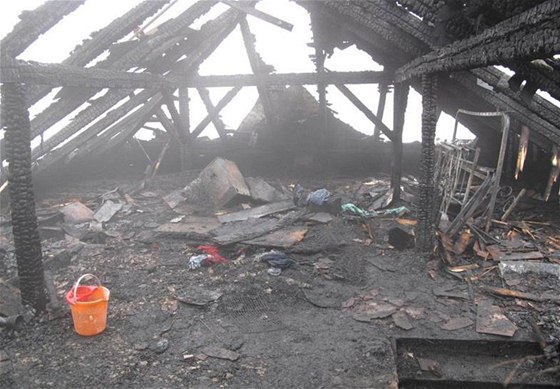 Shořelá střecha po požáru domu v Doksech.
