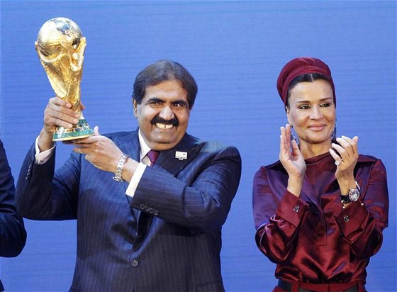 Katarský emír se raduje v Curychu, jeho zem bude za 11 let hostit fotbalový ampionát.