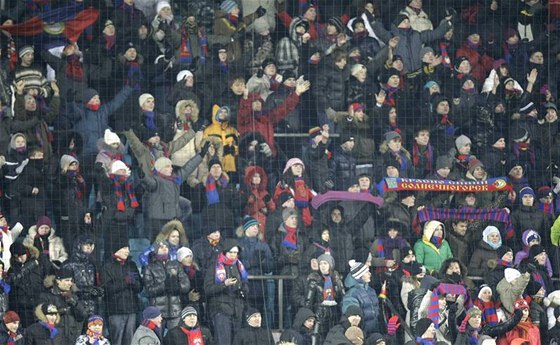 DVOJITÁ RADOST. Fanouci CSKA Moskva slavili vítzství v Evropské lize i rozhodnutí FIFA, je Rusku pidlila poádání mistrovství svta 2018.