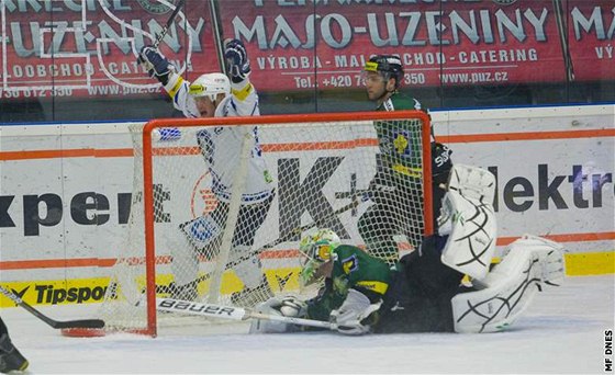 Tomáš Vlasák se raduje z gólu do sítě Karlových Varů. Plzeň regionální derby vyhrála a přeskočila Spartu.