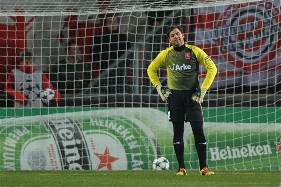 ACH JO. Branká Sander Boschker z Twente Enschede lituje inkasovaného gólu