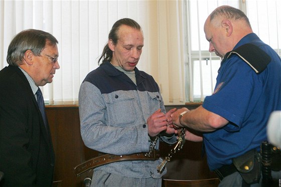 Obalovaného Steinbauera pivezla k soudu vzeská eskorta, na snímku je obalovaný s advokátem Miroslavem Kíeneckým. 