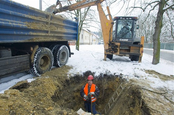 Pracovník vodárny Jií Havránek pi oprav 200mm vodovodního potrubí v Záluské ulici v Temoné na severním Plzesku.  