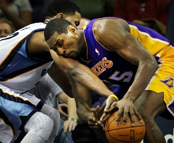 Rudy Gay z Memphisu (vlevo) a Ron Artest z Los Angeles Lakers.