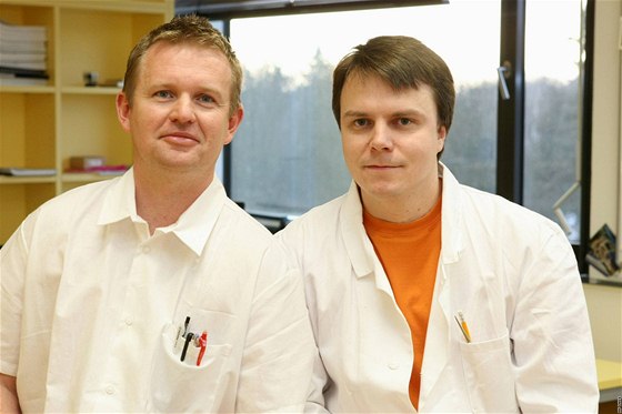Chemici Radek Zboil (vlevo) a Michal Otyepka z Regionálního centra pokroilých technologií a materiál Univerzity Palackého v Olomouci.