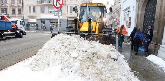 Na odklízení sněhu byla v Plzni nasazena těžká technika.