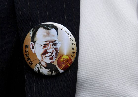 Aktivisté nosí ze solidarity odznáek s portrétem vznné disidenta Liou Siao-poa
