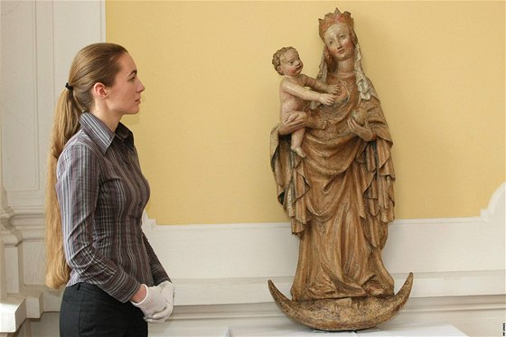 Restaurovaná podoba Cholinské madony. 130 centimetrů vysoká dřevěná plastika z roku 1405 patří mezi nejvýznamější památku Olomouckého kraje.