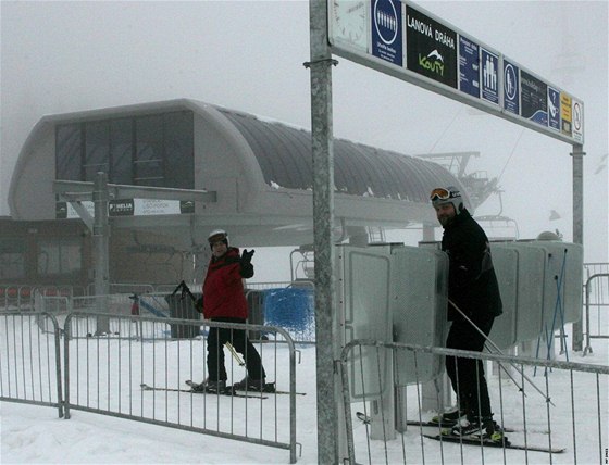 Nový skiareál v Koutech nad Desnou se oteve u za deset dní, novinái ho vak vyzkoueli u v úterý. Test ale kazilo patné poasí.