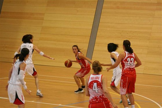 Elika Chocholouová (s míem) ze Studánky Pardubice v pípravném duelu proti reprezentantkám Jiní Koreje