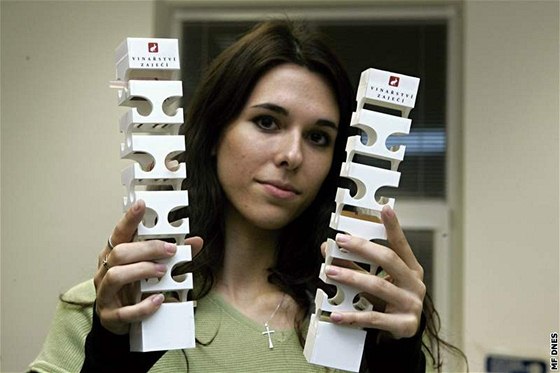 Studentka Kristína Filová s modely stojan na víno, za které získala cenu Popai Student Award.