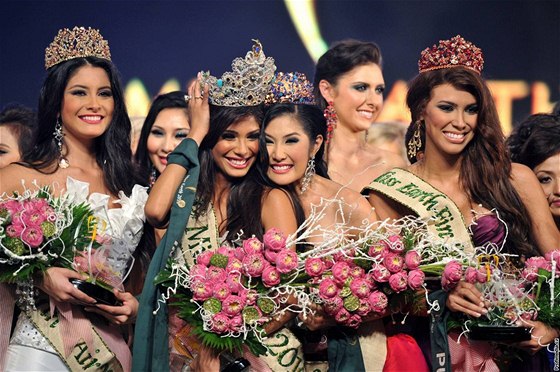 Miss Earth 2010 zná vítězky - tou hlavní je Nicole Faria z Indie (uprostřed)