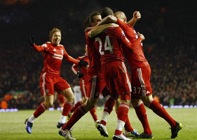 POMOHLI. Fotbalisté Liverpoolu porazili Aston Villu, a pomohli tak sázka�i z Ostravy.