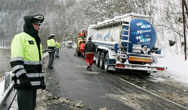 Na Teplicku se srazilo osm aut a cisterna. Čtyři lidé jsou zranění, vytekla nafta
