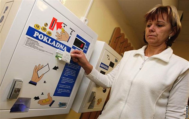 V krajské nemocnici ve Zlín� lze nov� platit regula�ní poplatky v automatech.