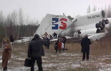 Tupolev Tu-154 leteck spolenosti Dagestan Airlines nouzov pistl na moskevskm letiti Domoddovo. (4. prosince 2010)