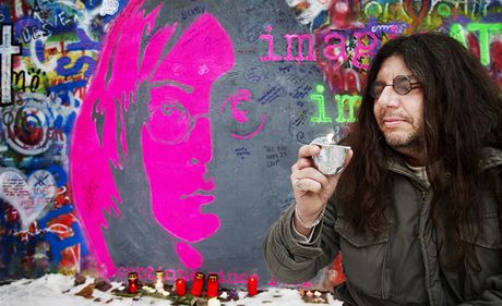 V Praze se vzpomnalo u Lennonovy zdi