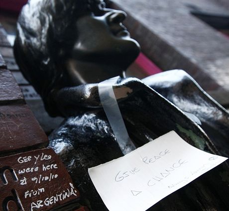 Ped liverpoolskm klubem Cavern Pub nechal jeden z fanouk na Lennonov soe vzkaz "Give Peace A Chance" (8. prosince 2010)