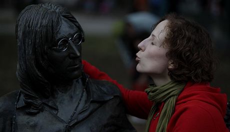 Nmka Nina Hoffmannov posl vzdun polibek soe v havanskm Lennonov parku (Kuba, 8. prosince 2010)