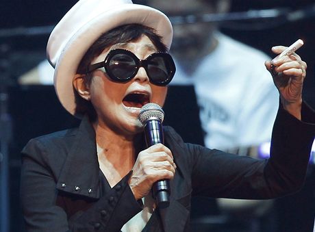 Vdova Yoko Ono na tokijskm koncertu s nzvem Dream Power John Lennon Super Live (Japonsko, 8. prosince 2010)