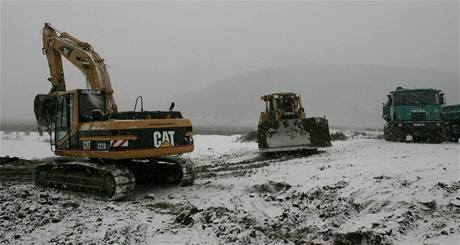 Bagry zaaly s plronm zpodnm istit dno Plumlovsk pehrady od nnos bahna.