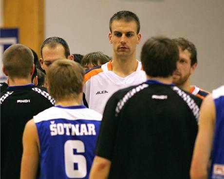 Basketbalist Dna (v blm) se zdrav s hri USK Praha. n nad nimi 219 centimetr vysok Daniel Doua