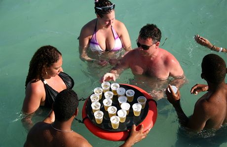 Dominiknsk republika. Drinky nikomu nechyb  pije se pivo a Cuba libre